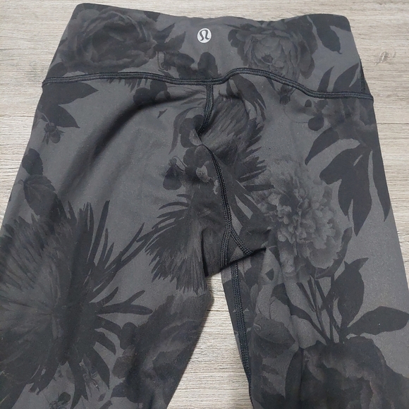 Lululemon gray flower print Sz 4 - Picture 3 of 4